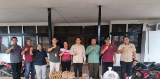 Pj. Sekda Landak Serahkan Bantuan Banjir di Tiga Kecamatan