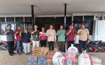 Pj. Sekda Landak Serahkan Bantuan Banjir di Tiga Kecamatan