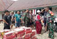 Kunjungi Korban Banjir di Menyuke, Dandim 1210/LDK Serahkan Bantuan