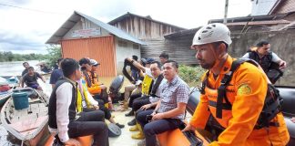 Anggota DPR RI Yuliansyah Serahkan Bantuan Bagi Korban Banjir di Landak