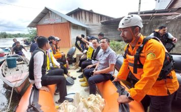 Anggota DPR RI Yuliansyah Serahkan Bantuan Bagi Korban Banjir di Landak