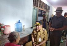 Gutmen Tinjau Posko Banjir di Kantor Camat Ngabang
