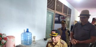 Gutmen Tinjau Posko Banjir di Kantor Camat Ngabang