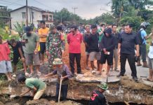 Gotong Royong Warga Bersama TNI Perbaiki Jembatan Penghubung di Desa Garu