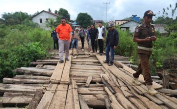 Tinjau Wilayah Terdampak Banjir dan Lonsor di Meranti, Pj. Bupati Landak Salurkan Bantuan