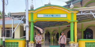Samapta Polsek Menyuke Amankan Ibadah Sholat Jumat