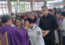 Bupati Karolin Bersama Umat Katolik Laksanakan Misa Rabu Abu