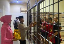 Kapolres Landak Berbagi Takjil Dengan Tahanan