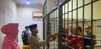 Kapolres Landak Berbagi Takjil Dengan Tahanan