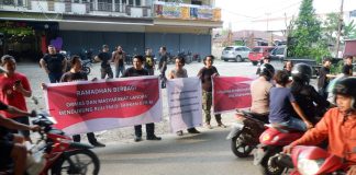 Bentuk Dukungan Disahkannya RUU TNI, Ormas dan Masyarakat di Landak Berbagi Takjil