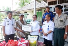 Bupati Landak Karolin Datangi Rumah Korban Kebakaran di Martalaya Serahkan Bantuan