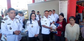 1000 Paket Sembako Murah di Terminal Ngabang Diserbu Warga