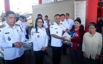 1000 Paket Sembako Murah di Terminal Ngabang Diserbu Warga