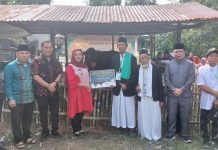 Bupati Karolin Serahkan Bantuan Sapi Kurban dari Presiden Prabowo Subianto kepada Warga Riam Panjang