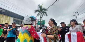 Gelorakan Semangat Kemerdekaan, Pemkab Landak Bagikan 1.200 Bendera Merah Putih