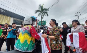 Gelorakan Semangat Kemerdekaan, Pemkab Landak Bagikan 1.200 Bendera Merah Putih