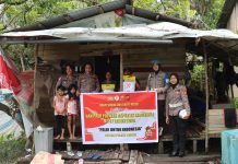 Polwan Polres Landak Rayakan HUT ke-77 dengan Bagi Bansos ke Warga