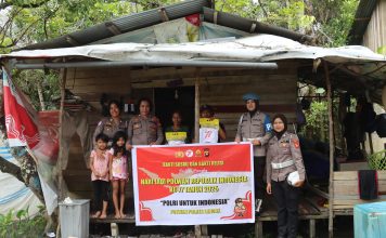 Polwan Polres Landak Rayakan HUT ke-77 dengan Bagi Bansos ke Warga