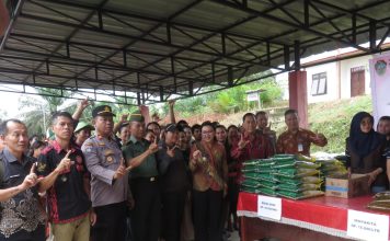Bupati Landak Turunkan Harga Beras dan Minyak di Gerakan Pangan Murah