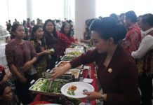 Makan Baranje’ Tradisi HUT Pemda Landak Dengan Makanan Lokal