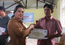 Bupati Karolin Serahkan Bantuan RTLH Desa Amboyo Selatan