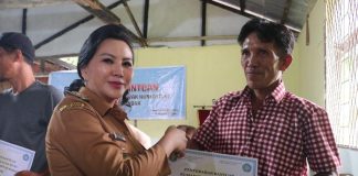 Bupati Karolin Serahkan Bantuan RTLH Desa Amboyo Selatan