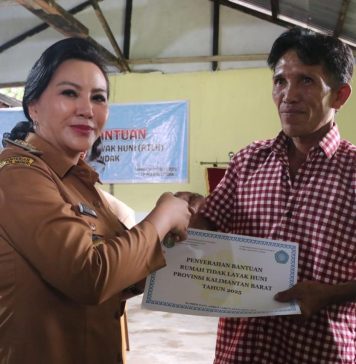 Bupati Karolin Serahkan Bantuan RTLH Desa Amboyo Selatan