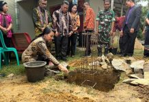 Bupati Karolin Letakkan Batu Pertama Pembangunan Gereja GBMG Pahauman–Paloan
