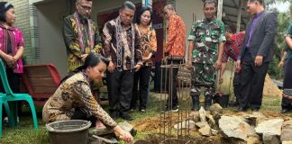 Bupati Karolin Letakkan Batu Pertama Pembangunan Gereja GBMG Pahauman–Paloan