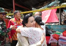 Bupati Karolin Serahkan Bantuan pada Korban Kebakaran Rumah di Desa Garu Mempawah Hulu