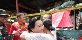 Bupati Karolin Serahkan Bantuan pada Korban Kebakaran Rumah di Desa Garu Mempawah Hulu