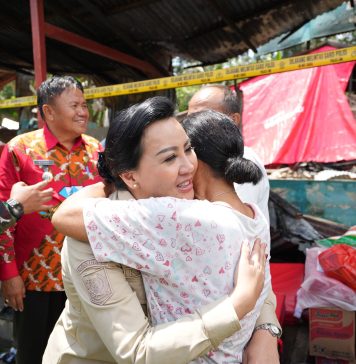 Bupati Karolin Serahkan Bantuan pada Korban Kebakaran Rumah di Desa Garu Mempawah Hulu