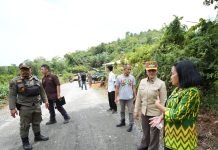 Bupati Karolin Tinjau Perbaikan Jalan Karangan-Salumang Mempawah Hulu
