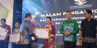 Bupati Landak Raih Dua Penghargaan Keterbukaan Informasi dari Komisi Informasi Kalbar