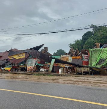 Hujan dan Angin Kencang Robohkan 9 Lapak Pedagang Kuliner di Ngabang