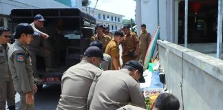 Petugas Gabungan Tertibkan Lapak Liar di Akses Masuk Pasar Rakyat Landak
