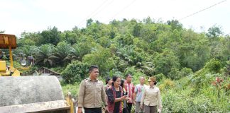 Jalan Desa Rusak Dikeluhkan Warga, Karolin Tegaskan Perbaikan Sesuai Kemampuan Fiskal