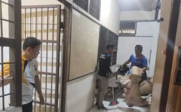 Personel Polsek Ngabang Gelar Jumat Bersih, Ciptakan Lingkungan Kerja Nyaman dan Sehat