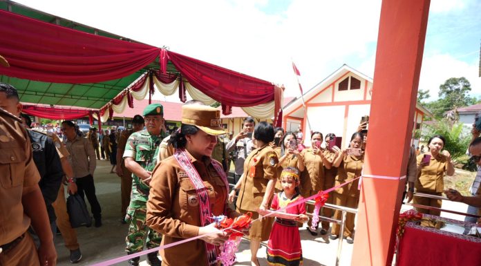 Soroti IPM Landak, Bupati Karolin Tuntut Guru Melek Teknologi dan Jaga Kebersihan Sekolah