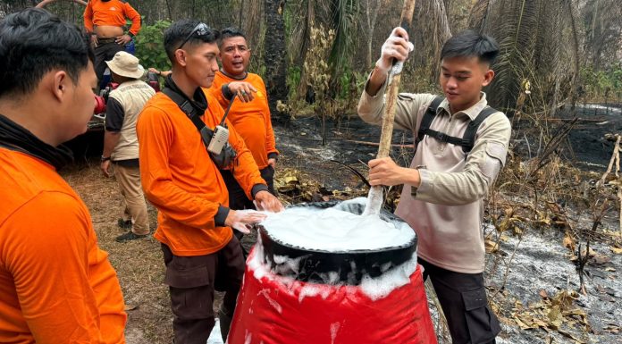 Polres Landak Uji Formula X-Fire untuk Padamkan Karhutla di Lahan Gambut