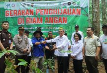 IWO Landak Rayakan HUT ke-14 dengan Aksi Hijau di Riam Angan