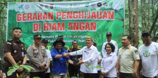 IWO Landak Rayakan HUT ke-14 dengan Aksi Hijau di Riam Angan