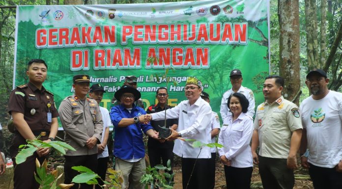 IWO Landak Rayakan HUT ke-14 dengan Aksi Hijau di Riam Angan