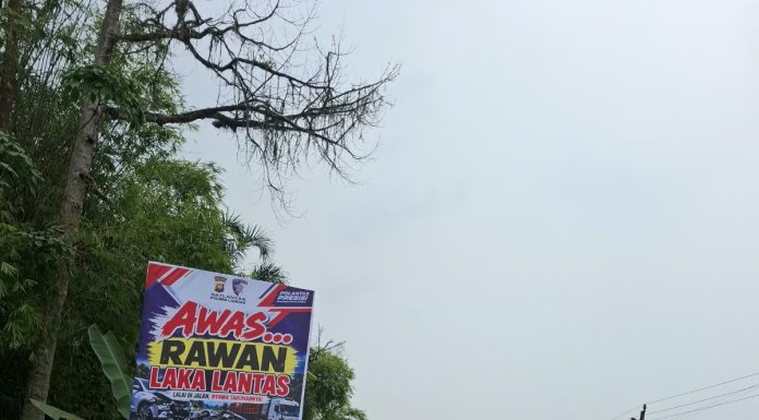 Satlantas Polres Landak Pasang Spanduk di Dua Titik Rawan Kecelakaan