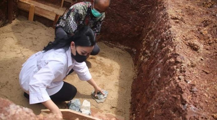 Bupati Landak Letakkan Batu Pertama Pembangunan Gereja Katolik Meranti