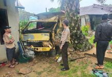 Mobil Dump Truck Tabrak Pengendara Sepeda Motor dan Tiga Rumah Warga di Desa Bagak