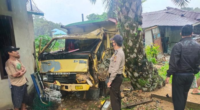 Mobil Dump Truck Tabrak Pengendara Sepeda Motor dan Tiga Rumah Warga di Desa Bagak