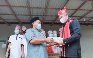 Bentuk Kepedulian Sesama Tokoh Adat Pajanang Bengkayang Serahkan Bantuan ke Panti Asuhan Hidayatullah