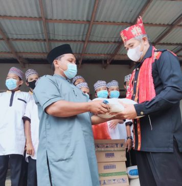Bentuk Kepedulian Sesama Tokoh Adat Pajanang Bengkayang Serahkan Bantuan ke Panti Asuhan Hidayatullah