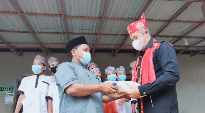 Bentuk Kepedulian Sesama Tokoh Adat Pajanang Bengkayang Serahkan Bantuan ke Panti Asuhan Hidayatullah